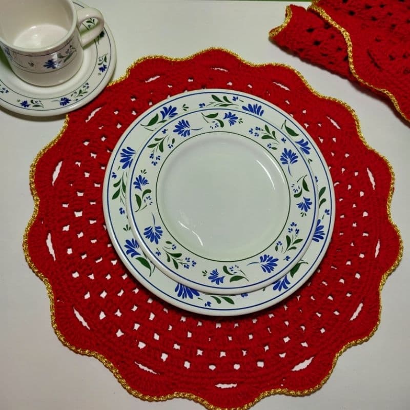 Sousplat de Crochê Artesanal 38cm Vermelho com Dourado | Jogo Americano para Mesa Posta | Barbante 85% Algodão