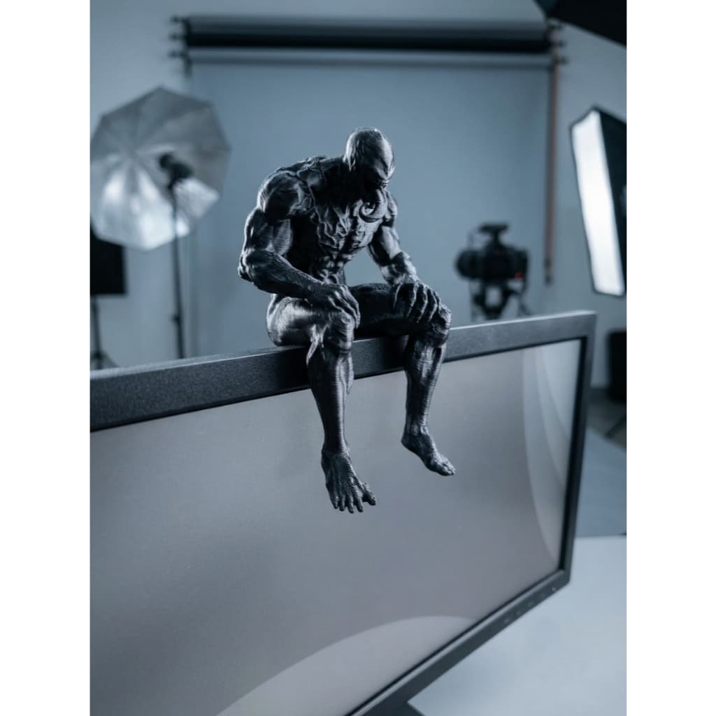 Venom Sentado para Monitor ou Placa de Vídeo | Estátua 3D em PLA | Decoração Gamer e Geek | Impressão 3D Artesanal