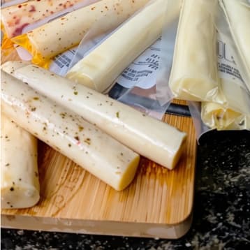 Queijo Palito em Conserva Temperado ou Branco- 20 unidades - Snack Prático e Saudável