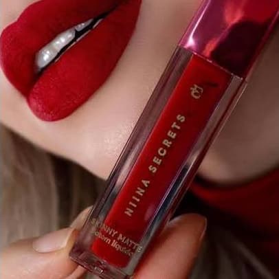 NIINA SECRETS BATOM LÍQUIDO VERMELHO HIBISCO SKINNY MATTE 5ML