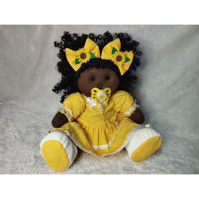 Boneca negra Girassol articulada,vestido amarelo 40 cm🌻