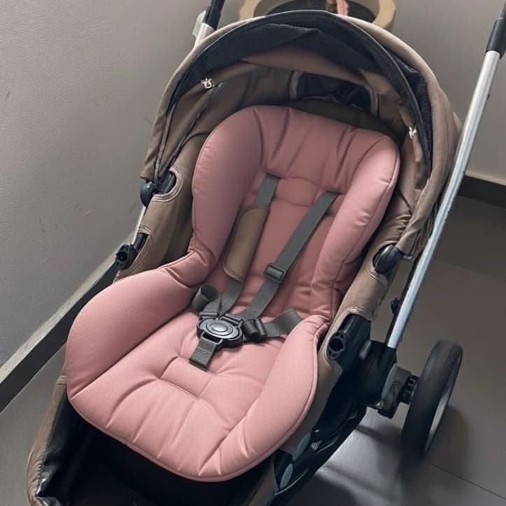 Capa Colchonete para Carrinho de Bebê Acolchoada Universal | Lisa e Estampada Sem Babado