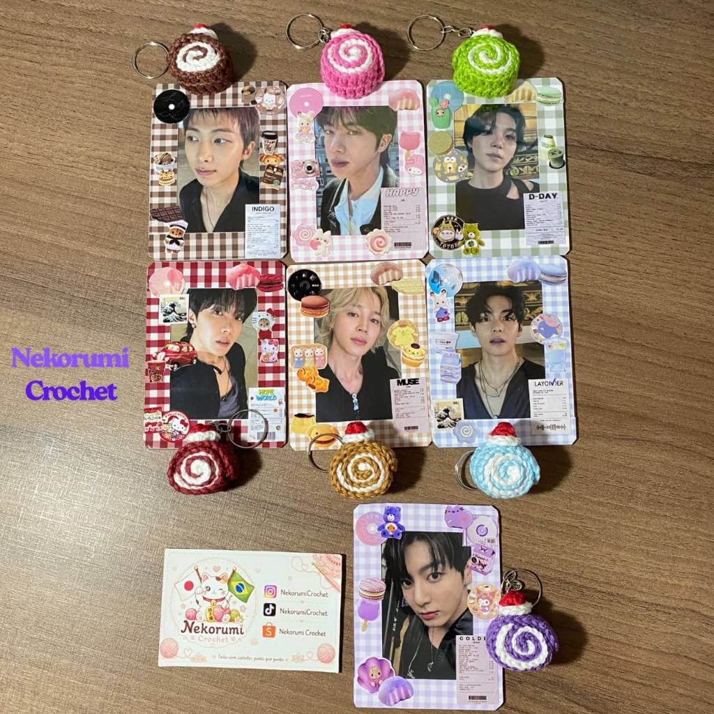 KIT BTS ARMY - Toploader decorada + photocard fanmade BTS + chaveiro de amigurumi/crochê rocambole