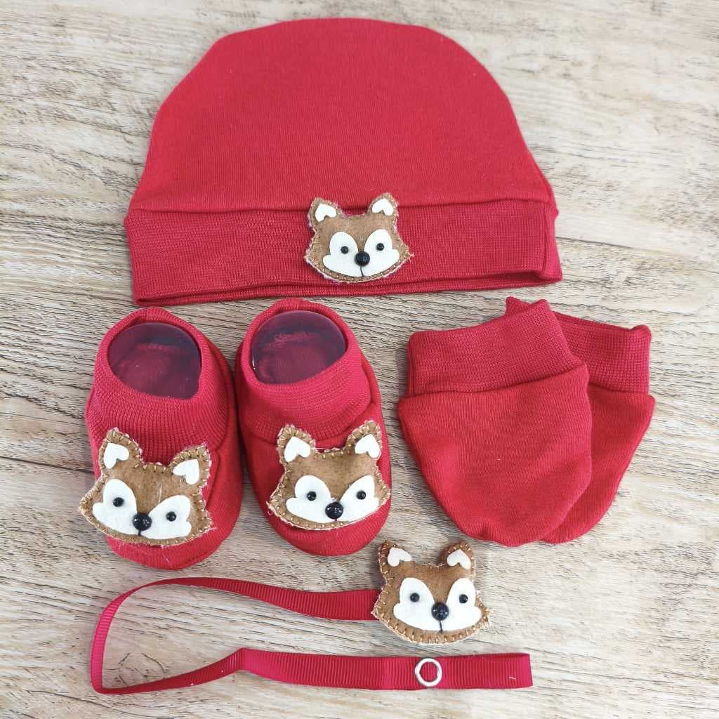 KIT ACESSORIOS BEBE COM TOUCA LUVAS SAPATINHO E PREGADOR DE CHUPETA TEMA RAPOSA