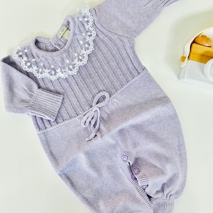 Macacão para Bebê Tricot Roupa Infantil Menina Saída Maternidade Lilás Gola Tule Bordado Rendado