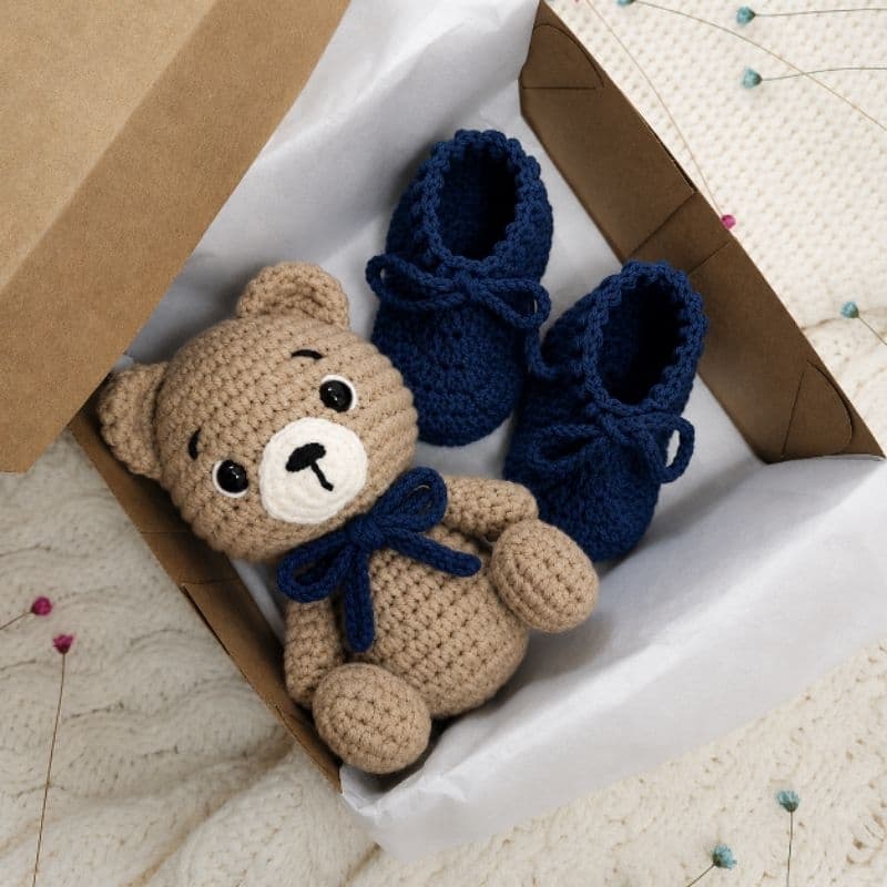 Kit Presente para Bebê – Sapatinho de Crochê + Ursinho Amigurumi | Feito à Mão