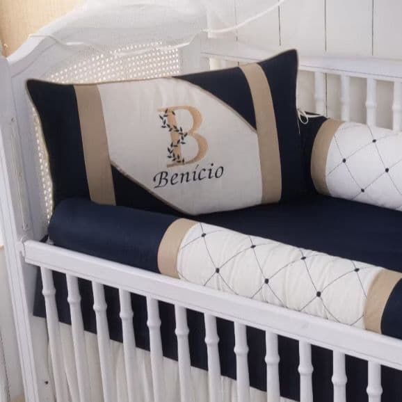 KIT PARA BERÇO AMERICANO BEBÊ MODELO THEO PERSONALIZAMOS COM INICIAL E O NOME DO SEU BEBÊ - COM SAIA