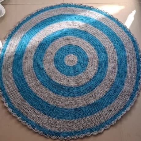Tapete redondo azul e cinza de barbante e crochê. Ideal para quarto infantil, decorativo