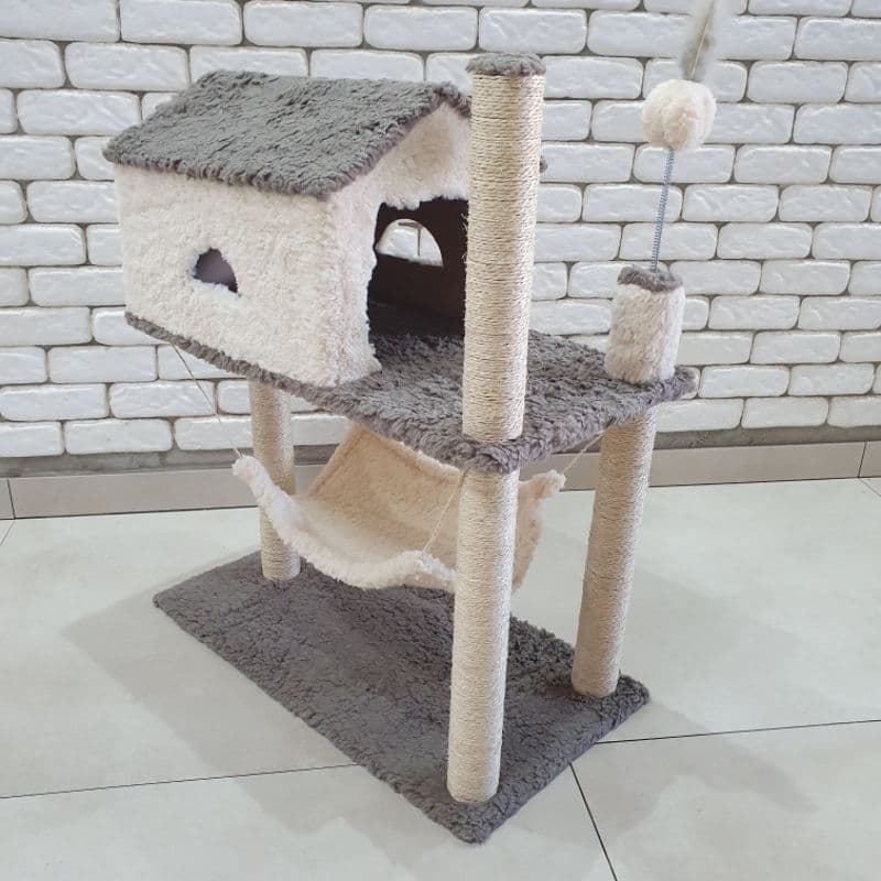 Casinha para gatos com arranhador 2 andares.
