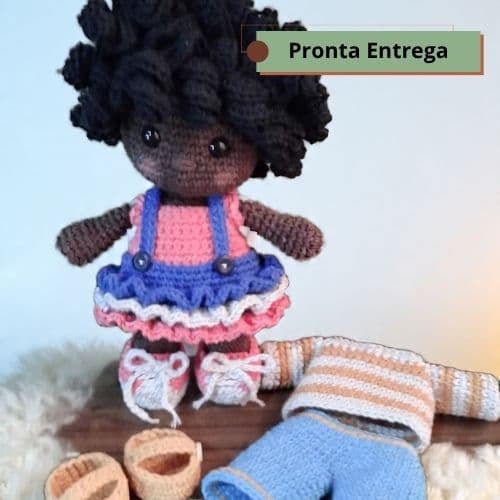 Boneca Amigurumi 25 cm com Kit de Roupinhas | Boneca de Crochê Artesanal | Peça Exclusiva