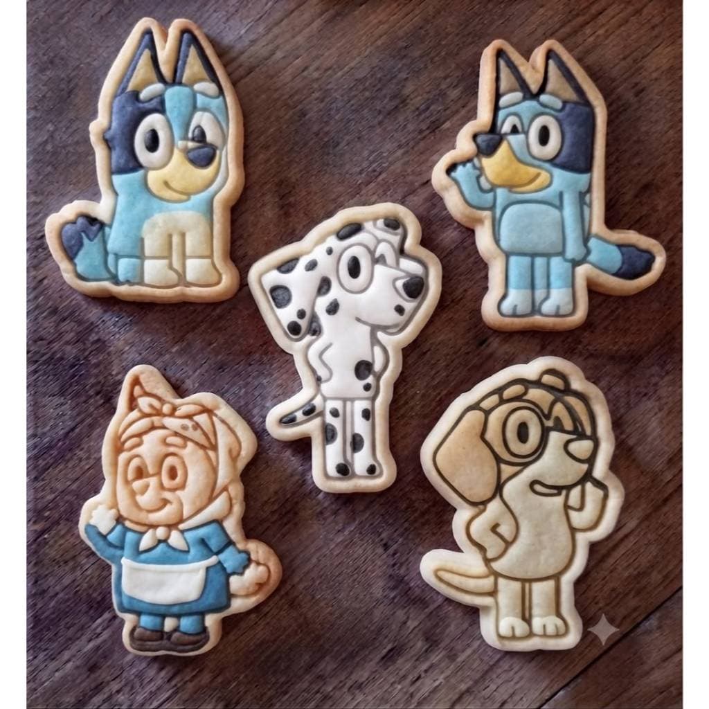 Conjunto com 5 cortadores de biscoito, selos e massinha de modelar do Bluey