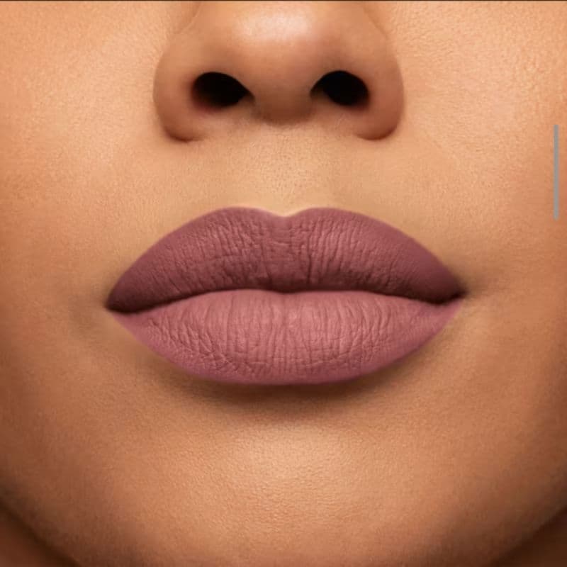 Skinny Matte Malva Camélia - Batom Líquido 5ml efeito matte. Oferece alta cobertura, longa duração e ação hidratante.