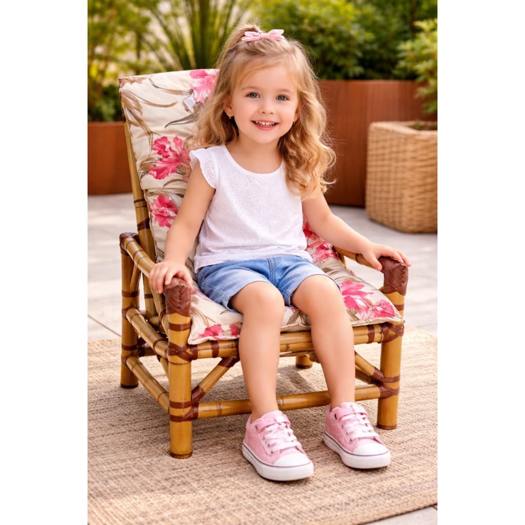 Poltrona infantil tamanho 47x47 Altura de 67 até o encosto, acompanha uma almofada 70x30