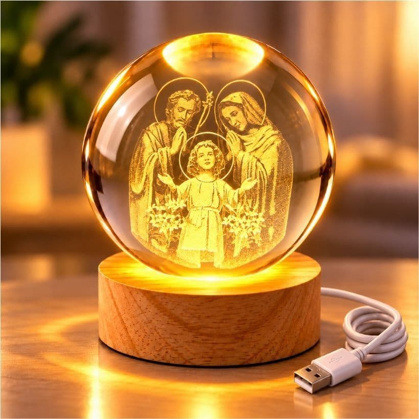 Luminária Mesa Bola de Cristal Catolica Base Madeira Familia Bivolt com Luz LED 3d Decorativa