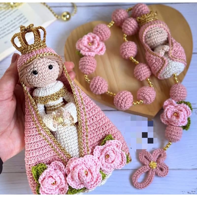 Kit Santinha 18cm + Jesus + Terço em Crochê Amigurumi Artesanal Católica Decoração Religiosa Presente Católico