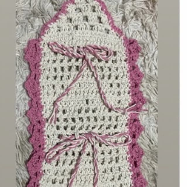 Porta papel higiênico de crochê em barbante ! Na cor rosa com cru ! Medidas na fotografia ! Prático e bonito !