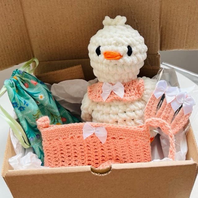 Kit Patinha Crochê – Patinha Amigurumi + Bolsinha e Presilhas de Crochê + Mini Lápis de Cor
