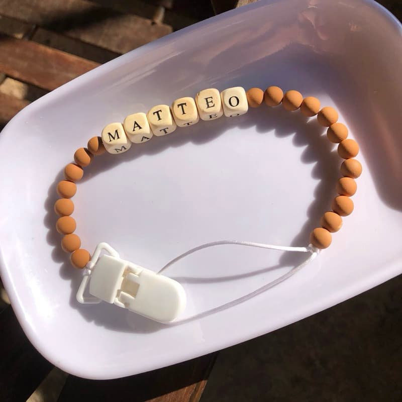 Prendedor de chupeta personalizado com nome do bebê  🧸