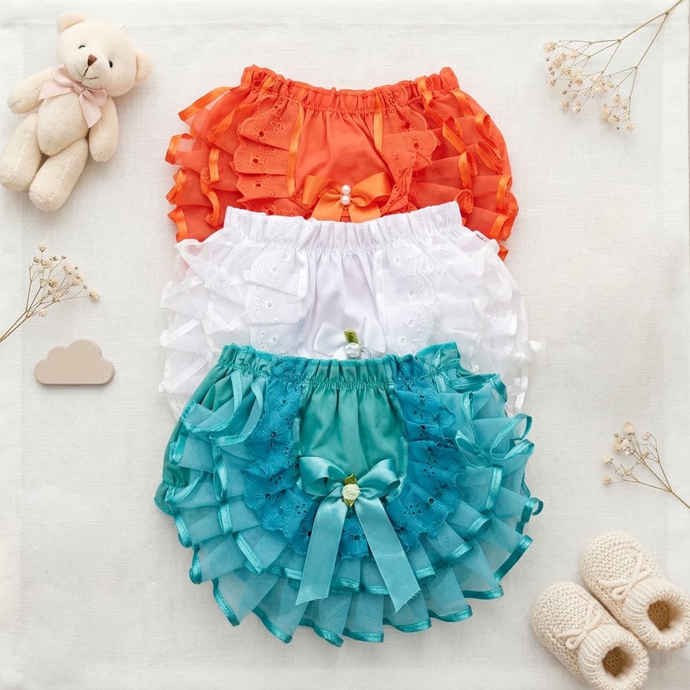 Kit 3 Calcinha Infantil Tapa Fralda com Babado Triplo em Organza e Detalhes em Cetim