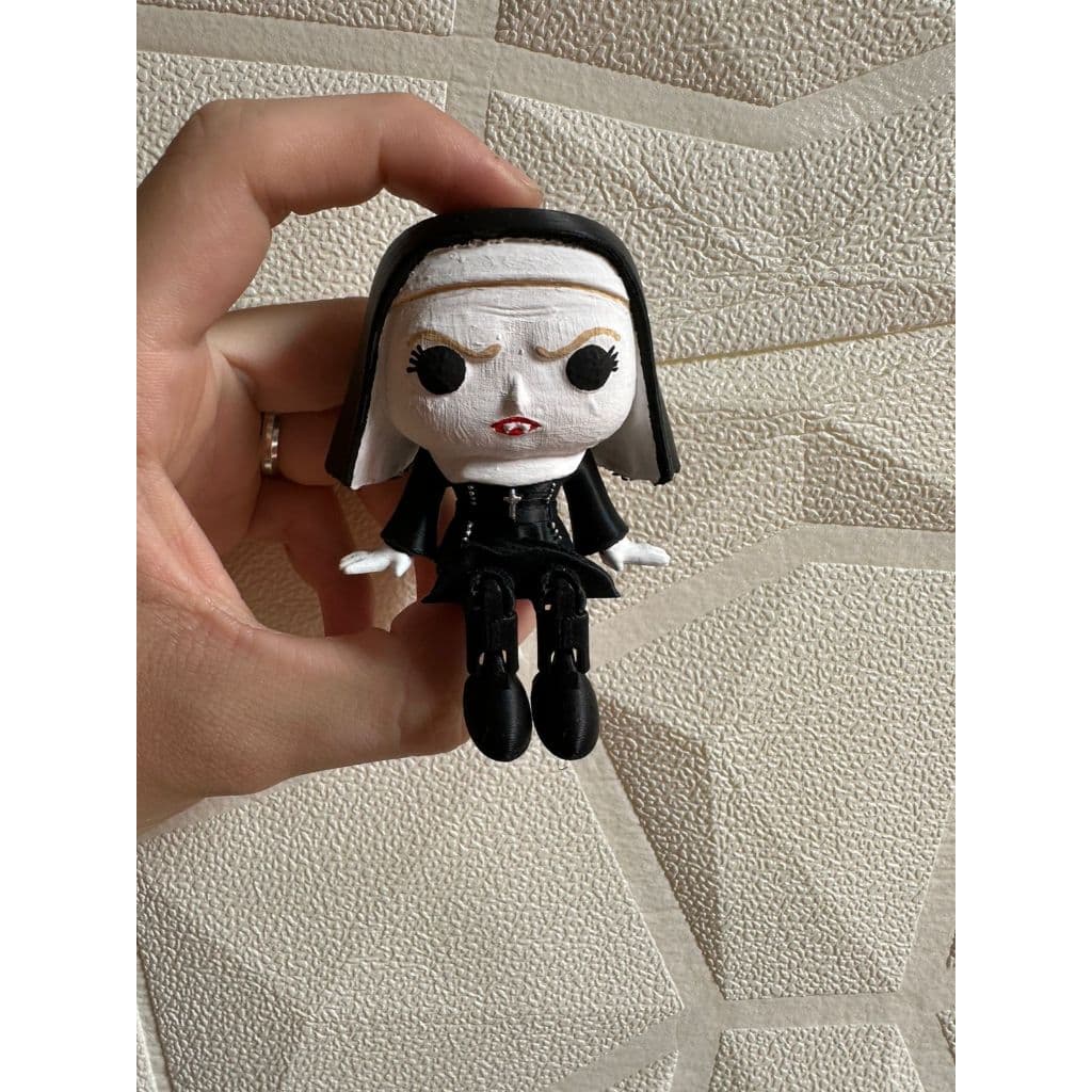 Freira Articulada Decorativa – Boneca Colecionável de Terror