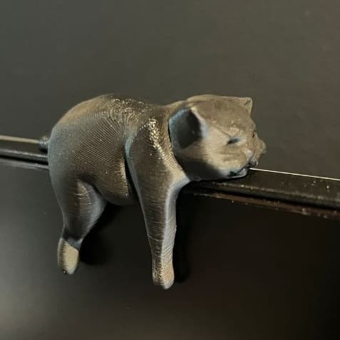 Enfeite Gato Dormindo para Monitor | Decoração Geek para Setup Gamer