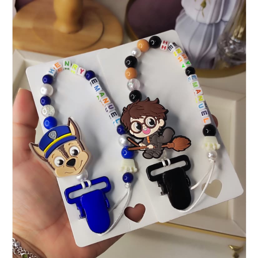 Kit 2 Prendedores de Chupeta para Bebê Personalizado com nome, prendedor de BICO, chupeta infantil  baby Personagens .