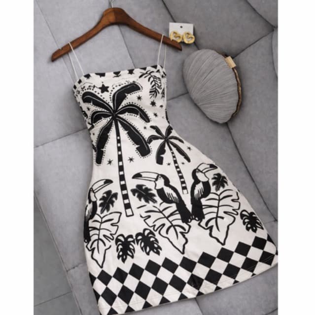 Vestido Feminino Ajustado Curto Tropical Preto e Branco com Estampa de Coqueiro e Tucano Alcinha Fina Verão Casual Praia