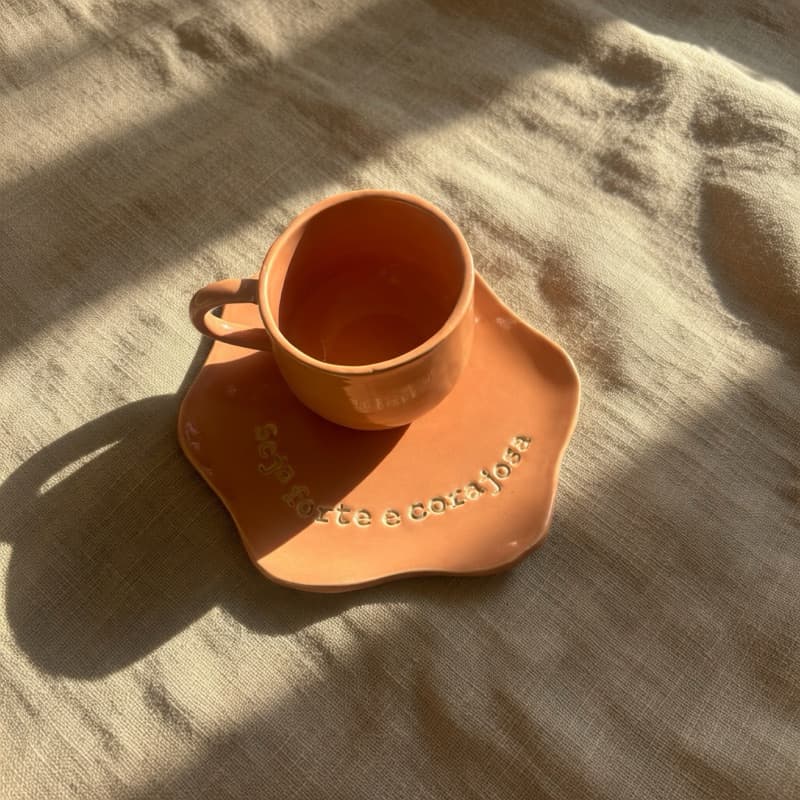 Xícara de Café Cerâmica Orgânica Rosé 100ml com Pires 14cm Frase Seja Forte e Corajosa Mesa Posta Minimalista