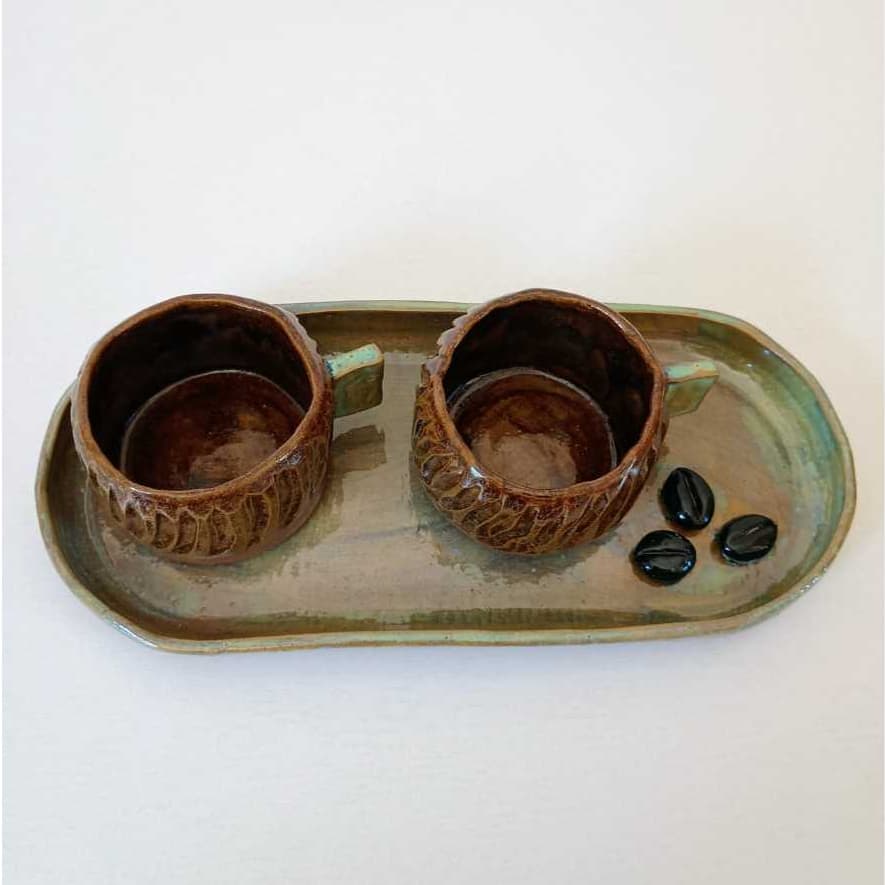 Kit Café em Cerâmica Artesanal – 2 Xícaras + Prato Decorativo Grão de Café