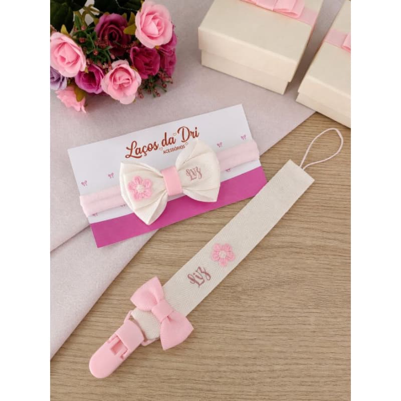 Faixinha de bebê personalizada com nome + prendedor de chupeta saída maternidade menina delicado