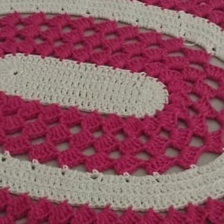 Tapete oval em crochê de barbante nº 6 para sala ou quarto pink