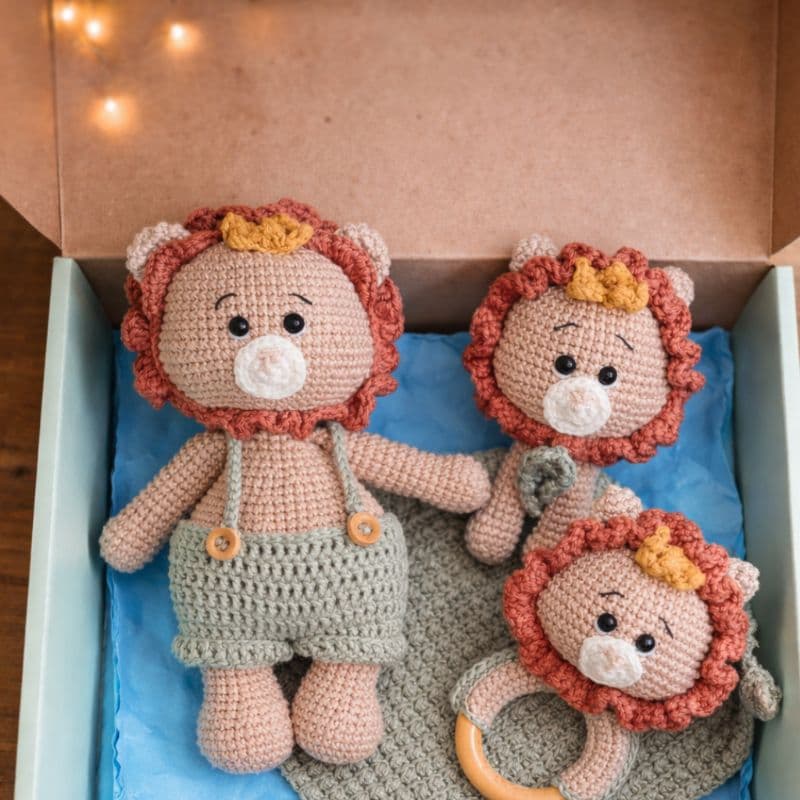 Kit Naninha Leãozinho Amigurumi de Crochê 3 Peças com Chocalho Maternidade Enxoval Bebê Presente