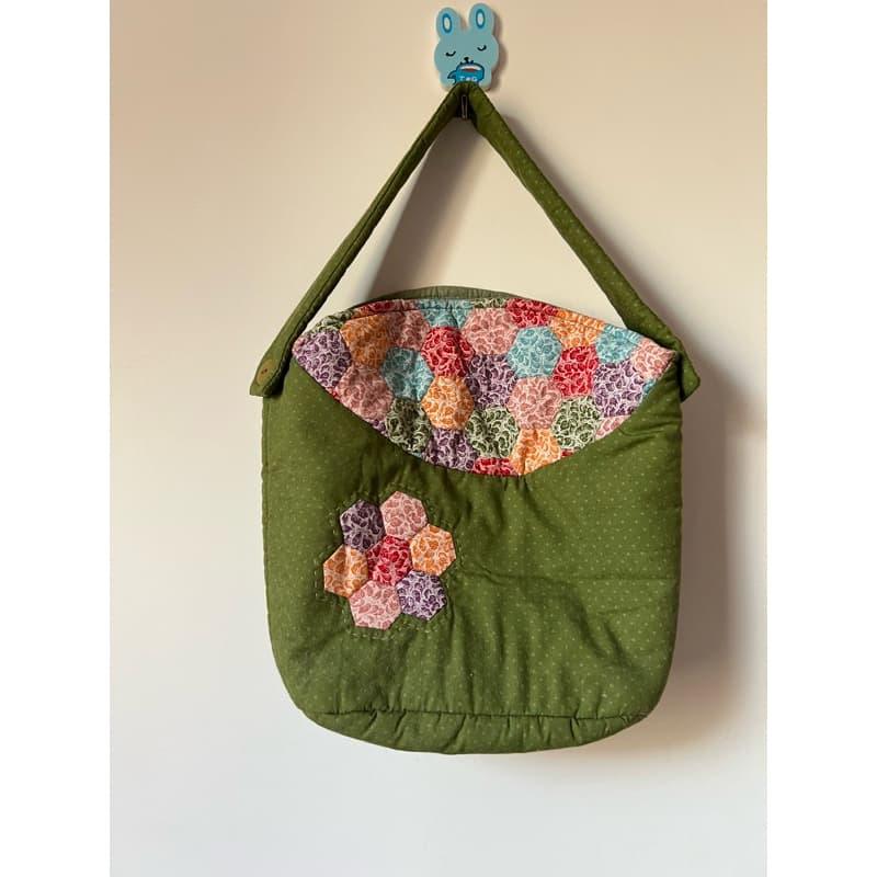 bolsa de mão artesanal em tecido patchwork, cor verde