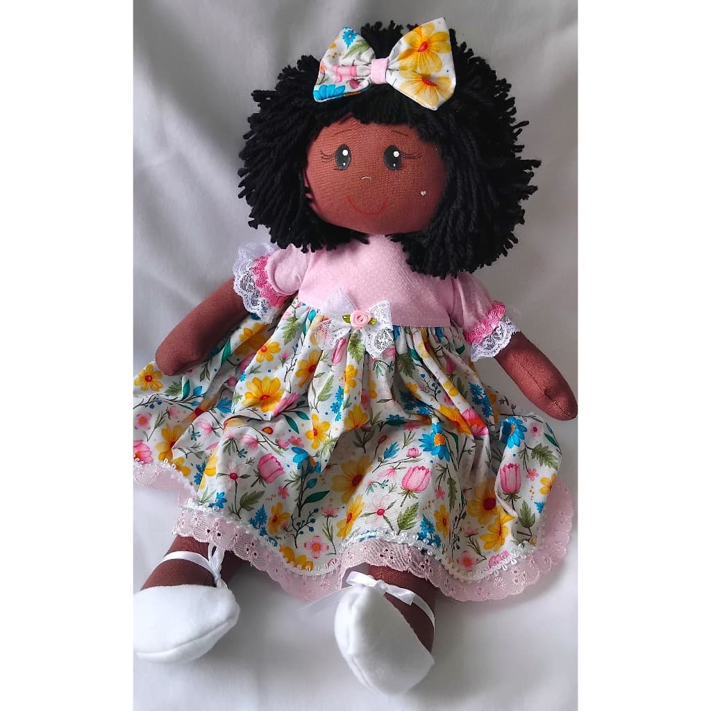 Boneca de pano negra  50 cm com roupa removível e braços articulados,acompanha par de laços