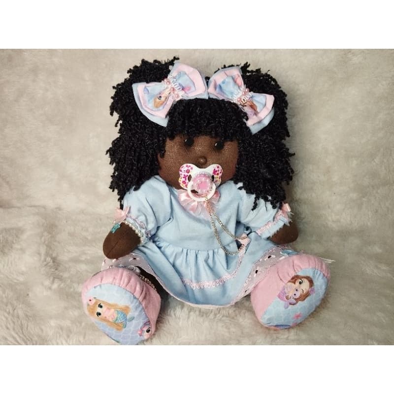 Boneca de pano Negra articulada 40cm vestido azul e rosa bebê, cabelo afro, detalhes fundo do mar.