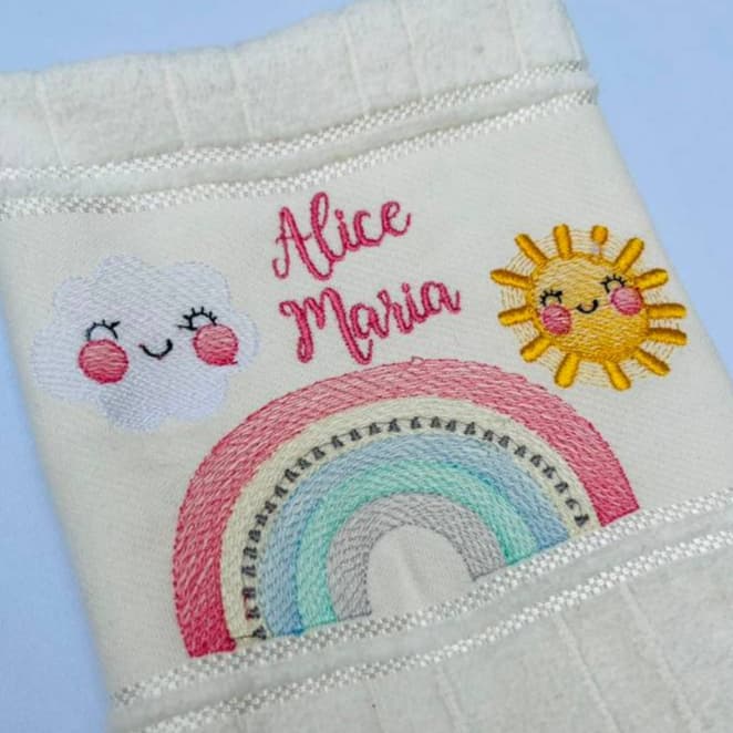 Toalha Bordada Personalizada Céu Arco-íris com Nome do Bebê