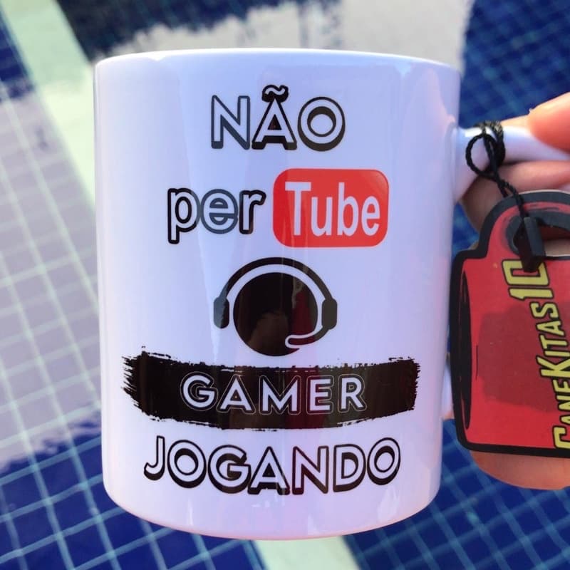 caneca NÃO perTUBE, GAMER JOGANDO  (cerâmica branca 325 mL) - controle VÍDEO GAME - XÍCARA game games