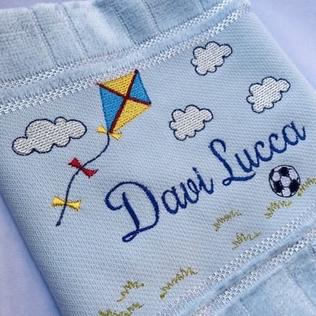 Toalha Infantil Personalizada Desenho Pipa e Bola de Futebol com Nome do Bebê Bordado