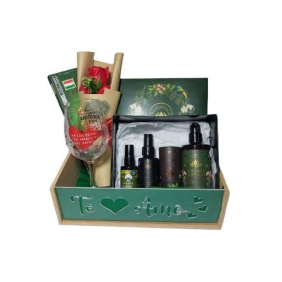 Cesta Luxo Dia dos Namorados com Kit BioEssência, Flores Taça Chocolate Importado