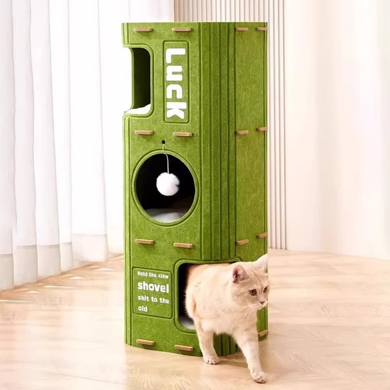 Uma casinha de feltro de três andares para gatos, com estrutura para escalada, adequada para todas as estações do ano
