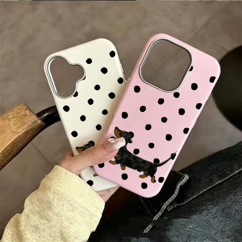 Textura de couro macio Capinha para iPhone 17/16/15 Pro Max Capinha de celular fofa com estampa de dachshund de bolinhas