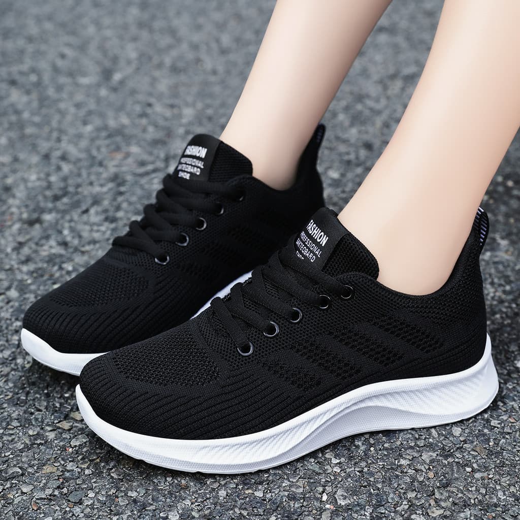 Novos tênis esportivos respiráveis com malha Flyknit, tênis de corrida minimalistas com design simples.