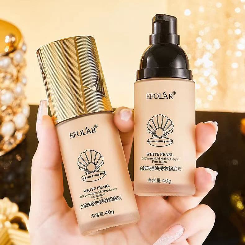 Idosos de meia-idade dedicado controle de óleo segurando maquiagem base líquida BB creme mãe palco maquiagem mostrar cos