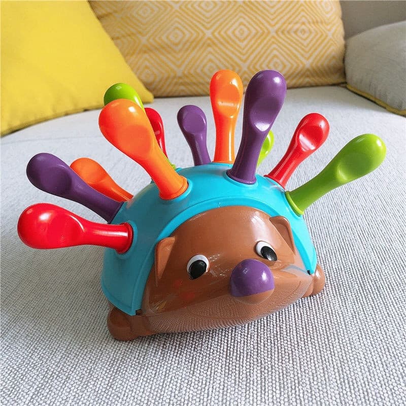Brinquedos educativos adequados para a educação infantil, como o brinquedo de ouriço, podem ser usados para treinar a co