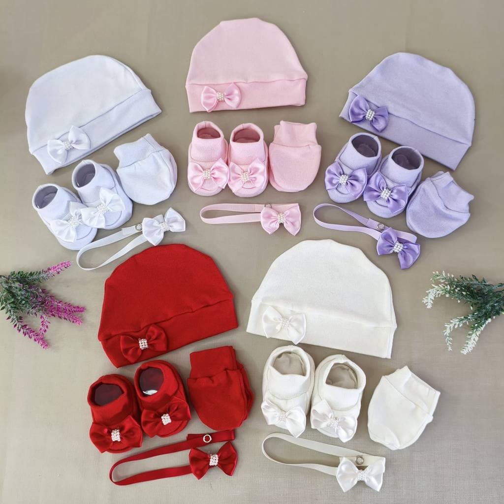 KIT ACESSORIOS BEBE COM TOUCA LUVAS SAPATINHO E PREGADOR DE CHUPETA TEMA PEROLAS