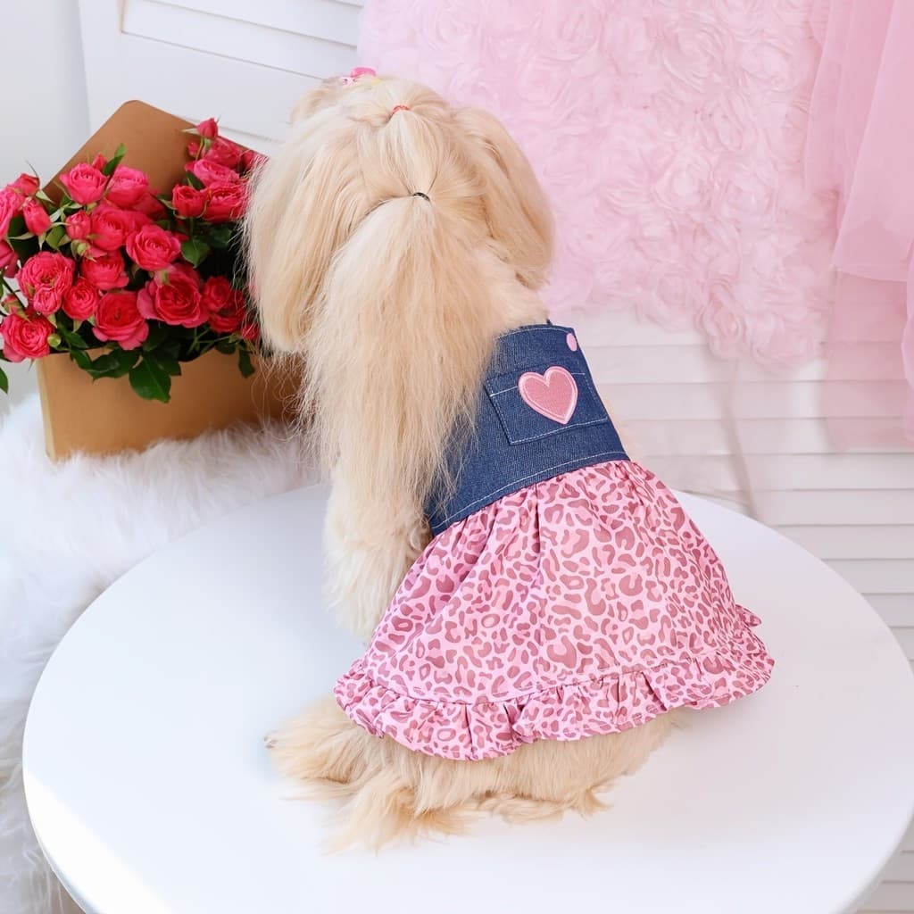 1 peça, vestido de malha com estampa de coração em tecido azul e detalhes em patchwork, com aplicações de leopardo rosa 