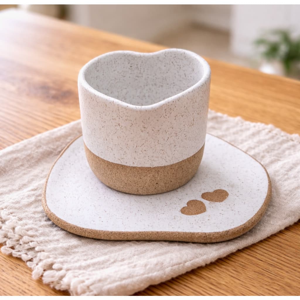 KIT CERÂMICA ARTESANAL COPO CORAÇÃO 200ML + BANDEJINHA ORGÂNICA LINDA CAFÉ  CHÁ AMOR LOUÇA DECORAÇÃO