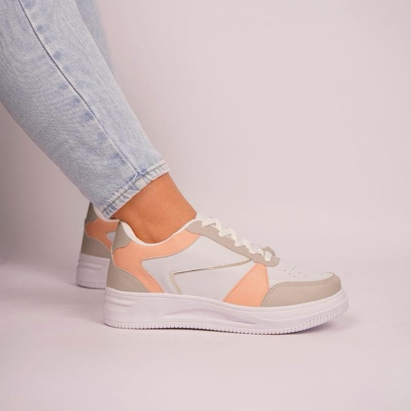Marca de Calçados Femininos Brancos com Detalhes em Bege e Marrom para Estilo Casual e Confortável