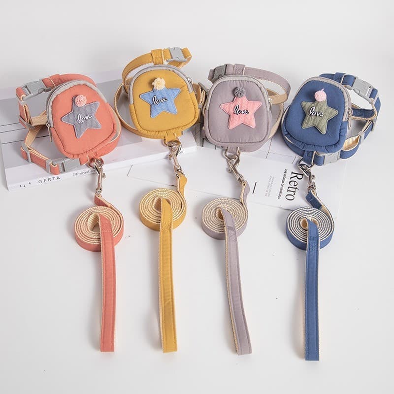 Esta coleira com guia é adequada para cães e gatos de pequeno porte e vem com uma mochila e uma coleira, modelo 024-085S