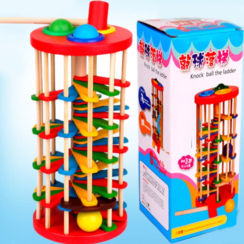 Crianças brinquedos educativos cor de madeira batendo bola mesa rolando bola caindo escada batendo brinquedos de mesa br